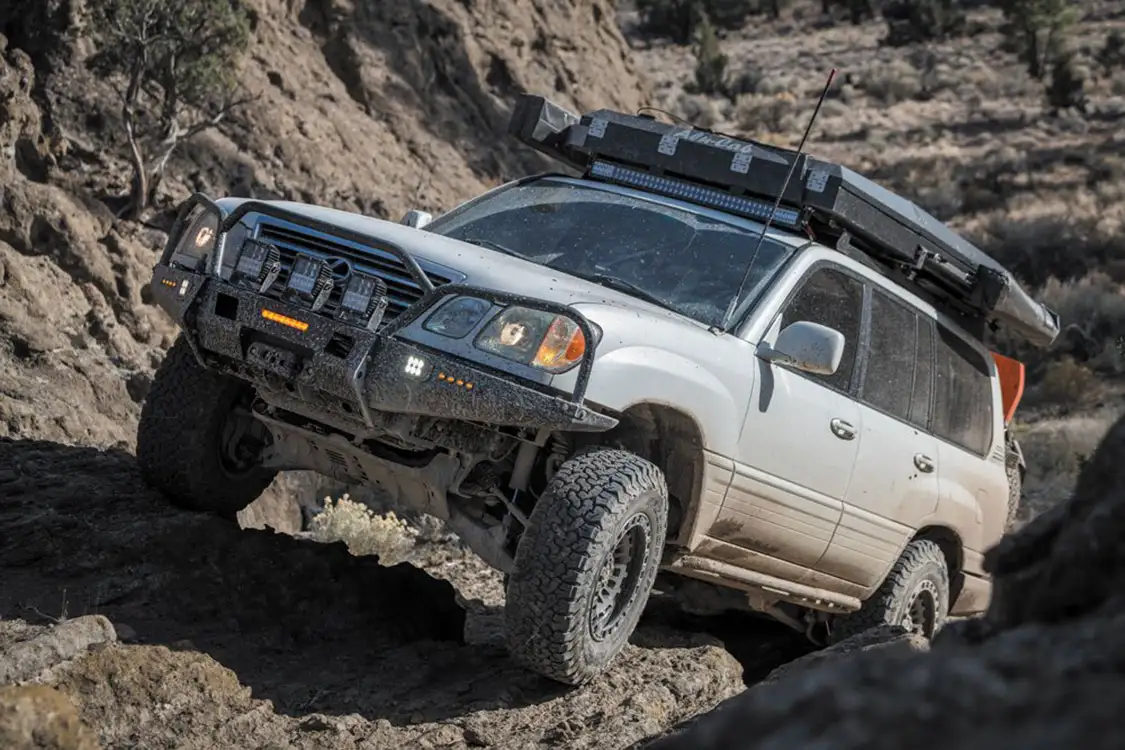 Lexus LX470 mountain climbing