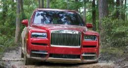 2019 Rolls-Royce Cullinan SUV front view AWDs